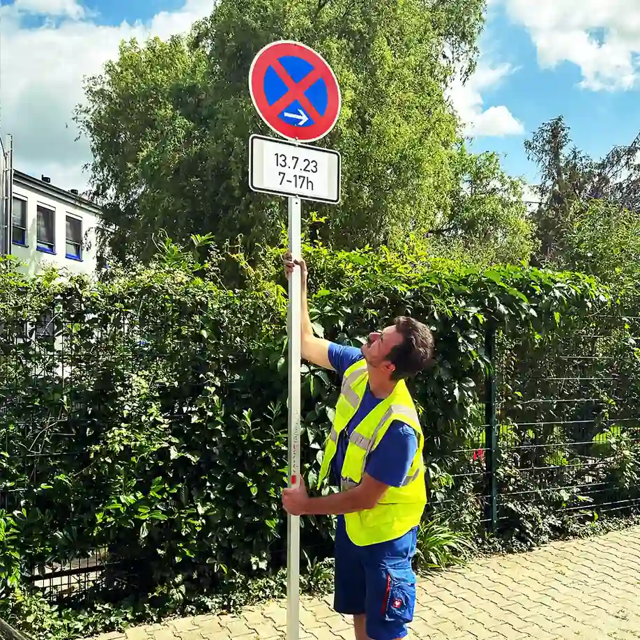 Mitarbeiter stellt Halteverbotszone in München auf